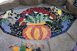 Pique assiette mosaic adorns this garden step